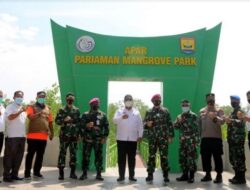 Antisipasi Bencana, Kawasan Pesisir Pantai Pariaman Ditanami Mangrove