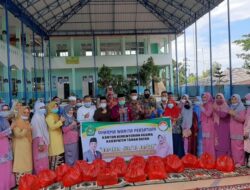 79 Paket Jumat Berkah DWP Kemenag Diserahkan di MTsN 6 Tanah Datar