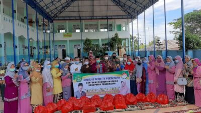 79 Paket Jumat Berkah DWP Kemenag Diserahkan di MTsN 6 Tanah Datar