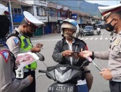 Satlantas Polres Padang Panjang Kembali Bagi-bagi Masker dan Bunga