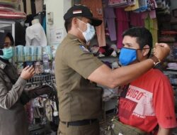 Tim Satgas Covid 19 Kota Pariaman Bagikan Masker di Pasar Rakyat