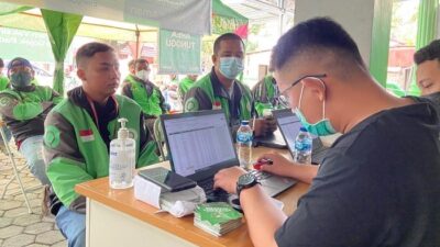 Ratusan Mitra Driver Gojek di Padang Jalani Vaksinasi 