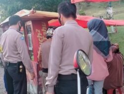 Pantau Prokes, Anggota Polsek Gunung Talang Patroli di Pasar Pabukoan