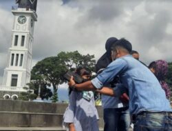 Imbau Masyarakat Taati Prokes, Pemuda Plaza Bukittinggi Bagikan Masker