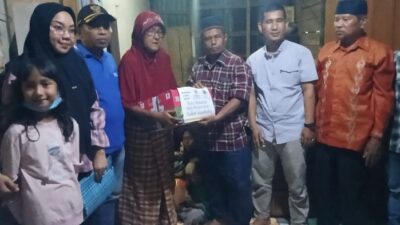 Pengurus PWI Agam Berbuka dengan Warga Miskin