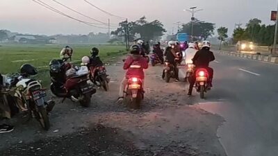 Pemudik Sepeda Motor Lolos Penyekatan Karena Hujan Lebat