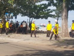 15 Warga Binaan Lapas Pariaman Bergotong Royong Bersihkan Pantai
