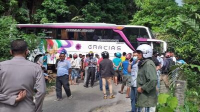 Hingga Kini Bus Pariwisata Gracias Masih “Nyangkut” di Kelok 44