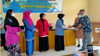 Tingkatkan Ekonomi Masyarakat di Tengah Pandemi, UPDT BLK Payakumbuh Gelar Pelatihan Menjahit