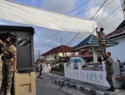  Satpol PP Padang Panjang Tertibkan Spanduk Kedaluwarsa 