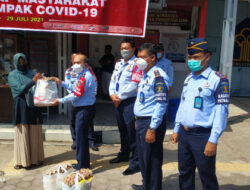 Lapas Solok Salurkan Bantuan Sembako Kemenhumkam Kepada Puluhan Warga Terdampak Covid