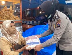 Polres Padang Panjang Bagikan Sembako kepada Warga Terdampak Covid-19
