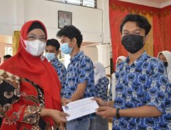 Yayasan Pertiwi Padang Serahkan Beasiswa Bagi Murid yang Lulus SNMPTN