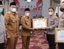 Pemkab Serahkan Penghargaan bagi Personel Polres Tanah Datar dan Padang Panjang