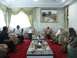 Bupati Tanah Datar Undang PNS Purnatugas Ke Ruang Kerjanya