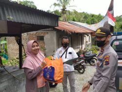 Kapolsek Palupuah Bagikan Bansos UMKM Dampak PPKM