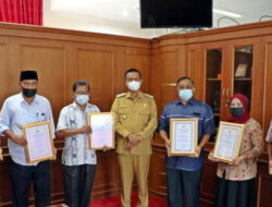 Tujuh ASN Purnatugas, Wako Pariaman Beri Penghargaan