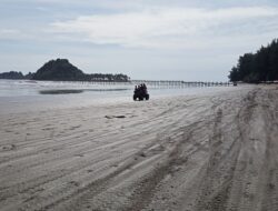 Pengunjung Pantai Air Manis Padang Dibatasi 25 Persen