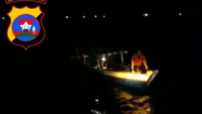 Satpolairud Polres Pessel Evakuasi Kapal Nelayan di Perairan Maman