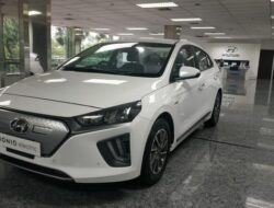 Hyundai Tawarkan Kesempatan Test-Drive Mobil Listrik kepada Konsumen di Padang
