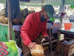 Penjualan Kelapa Muda Meningkat di Tengah Gencarnya Vaksinasi