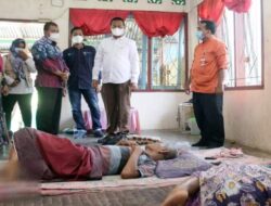 Wako Genius Umar Jenguk Suami Istri Lumpuh di Sikapak Timur