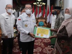 Peternak dan Petani Tanah Datar Terima Polis Asuransi
