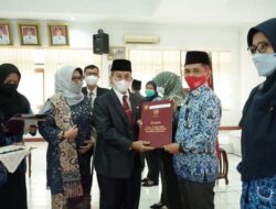 11 ASN Pemkab Tanah Datar Terima Satyalancana Karya Satya