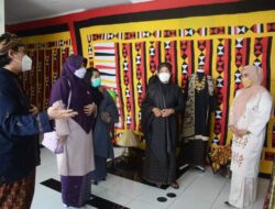 Sentra Tenun Tigo Jangko Dikunjungi Istri Menteri Parekraf 