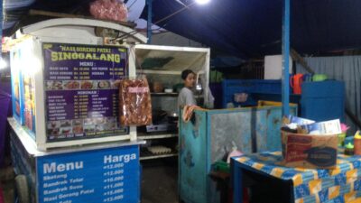 Aki Tenaga Surya, Bahagiakan Pedagang Kuliner Malam