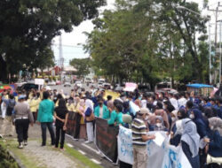 Demi 57 Pecatan Pegawai KPK, Puluhan Mahasiswa Demo DPRD Sumbar