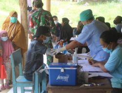 Tinjau Vaksinasi, Kapolres Mentawai Berikan Semangat kepada Warga