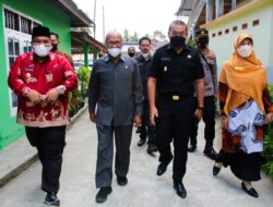 Wagub Audy Joinaldy Serahkan Bantuan 53 Unit Mesin Tempel