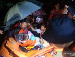 Ratusan Warga Padang Dievakuasi dari Lokasi Banjir