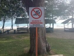 Papan Peringatan Dilarang Berenang Dipasang di Pantai Padang