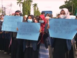 Tuntut Sejahterakan Petani, Ratusan Mahasiswa Gelar Aksi Demo di Kantor Gubernur Sumbar