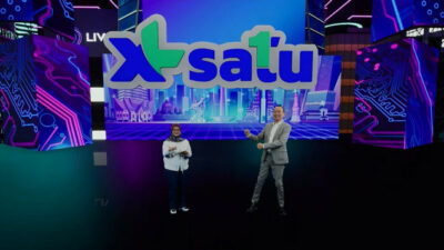 XL SATU : Presiden Direktur & CEO XL Axiata, Dian Siswarini melakukan seremonial peluncuran XL SATU dalam acara perayaan HUT ke-25 XL Axiata yang dilakukan secara daring,Jumat (8/10). XL Axiata terus bertekad mendukung visi pemerintah dalam mewujudkan transformasi digital di Indonesia. (ist)