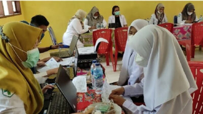 Siswa SMPN 4 Tarusan ikuti vaksinasi covid-19.