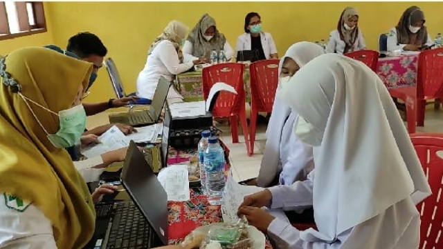 Siswa SMPN 4 Tarusan ikuti vaksinasi covid-19.