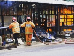 Dua Bangunan Kedai di Pagaruyung Terbakar
