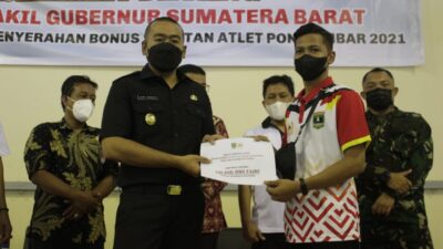 Audy Joinaldy Serahkan Bonus Spontan Peraih Medali PON XX Papua