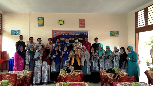 Tim PKM FT Teknik Elektronika UNP bersama guru-guru MGMP TIK Kabupaten 50 Kota. (ist)