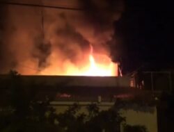 Gudang Bahan Kimia di Padang Terbakar, Terdengar Ledakan
