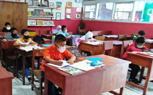 TANPA SERAGAM - Suasana siswa saat belajar tatap muka di sekolah tanpa menggunakan seragam sebagaimana kebijakan Pemko Padang. (bambang)