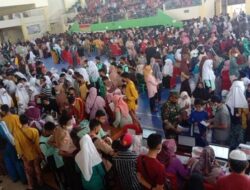 Banjir Dooprize, Ratusan Warga Yang Hendak Vaksin Padati Gor Tanjung Paku