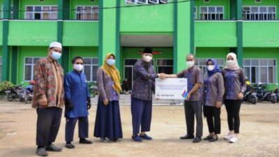 BANTUAN - Senior Manager Keuangan, Komunikasi dan Umum (SRM KKU) PLN UIW Sumbar Cipto Adi Sumartono serahkan bantuan pendidikan kepada Ketua Yayasan Dar El Iman Muhammad Elvi Syam, Lc, MA. (ist)