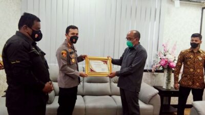 Ketua DPRD Sumbar Berikan Penghargaan Pada Kapolresta Padang