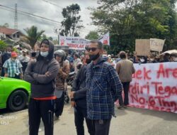 Ratusan Warga Gadut Tolak Eksekusi Rumah Milik Owner Swalayan Budhi Market