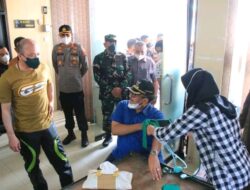 Motivasi Masyarakat, Kapolda Hadiri Gebyar Vaksinasi di Kantor Bupati Pasaman
