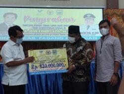 Bupati Suhatri  Terima Bantuan Rp 820 Juta dari John Kenedy Azis